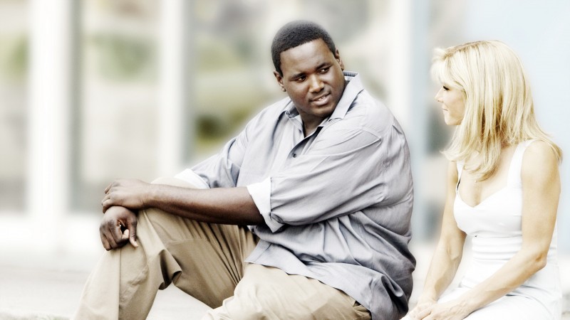 BS-16478 QUINTON AARON as Michael Oher and SANDRA BULLOCK as Leigh Anne Tuohy in Alcon Entertainments drama The Blind Side, a Warner Bros. Pictures release.