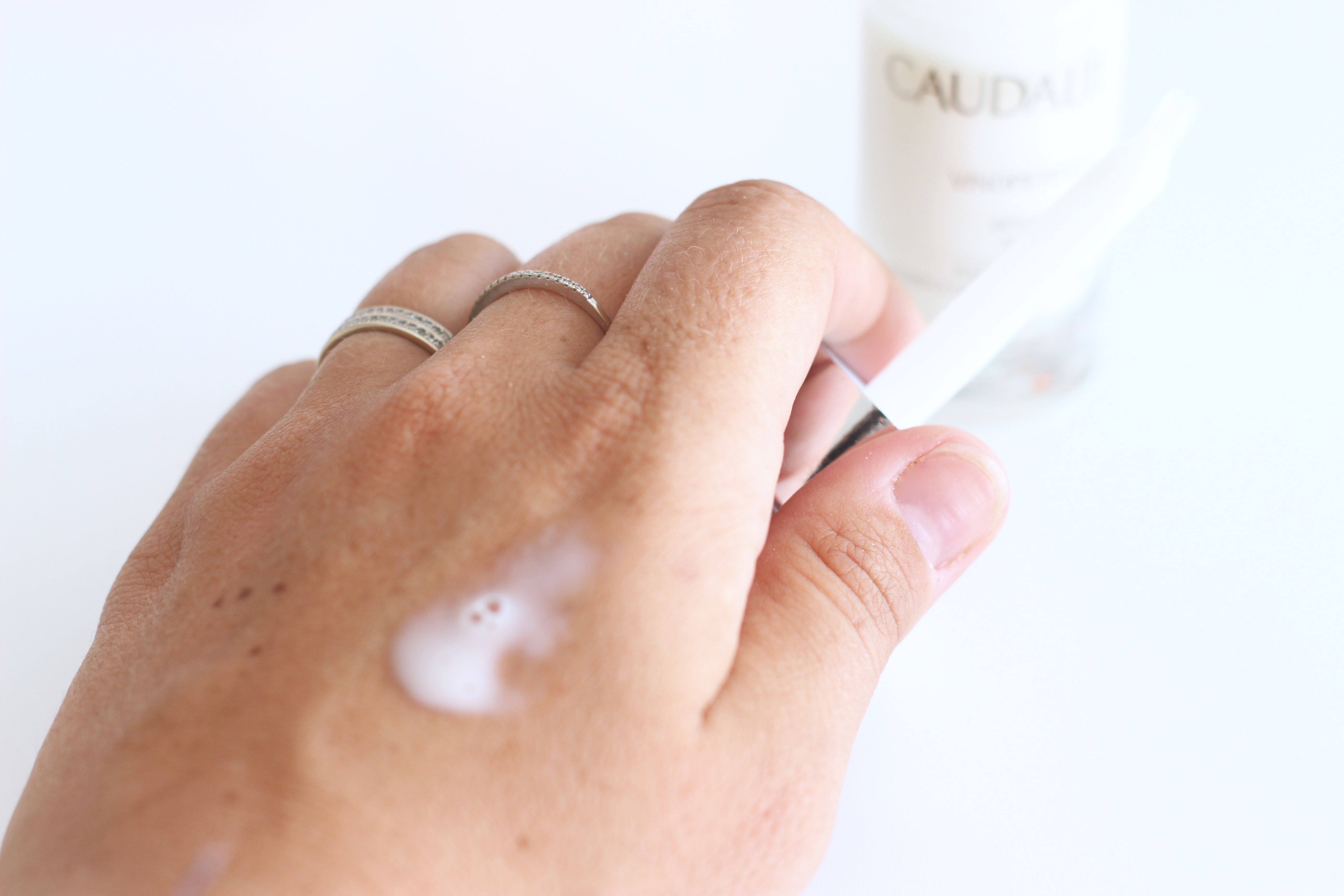 caudalie serum antis taches 